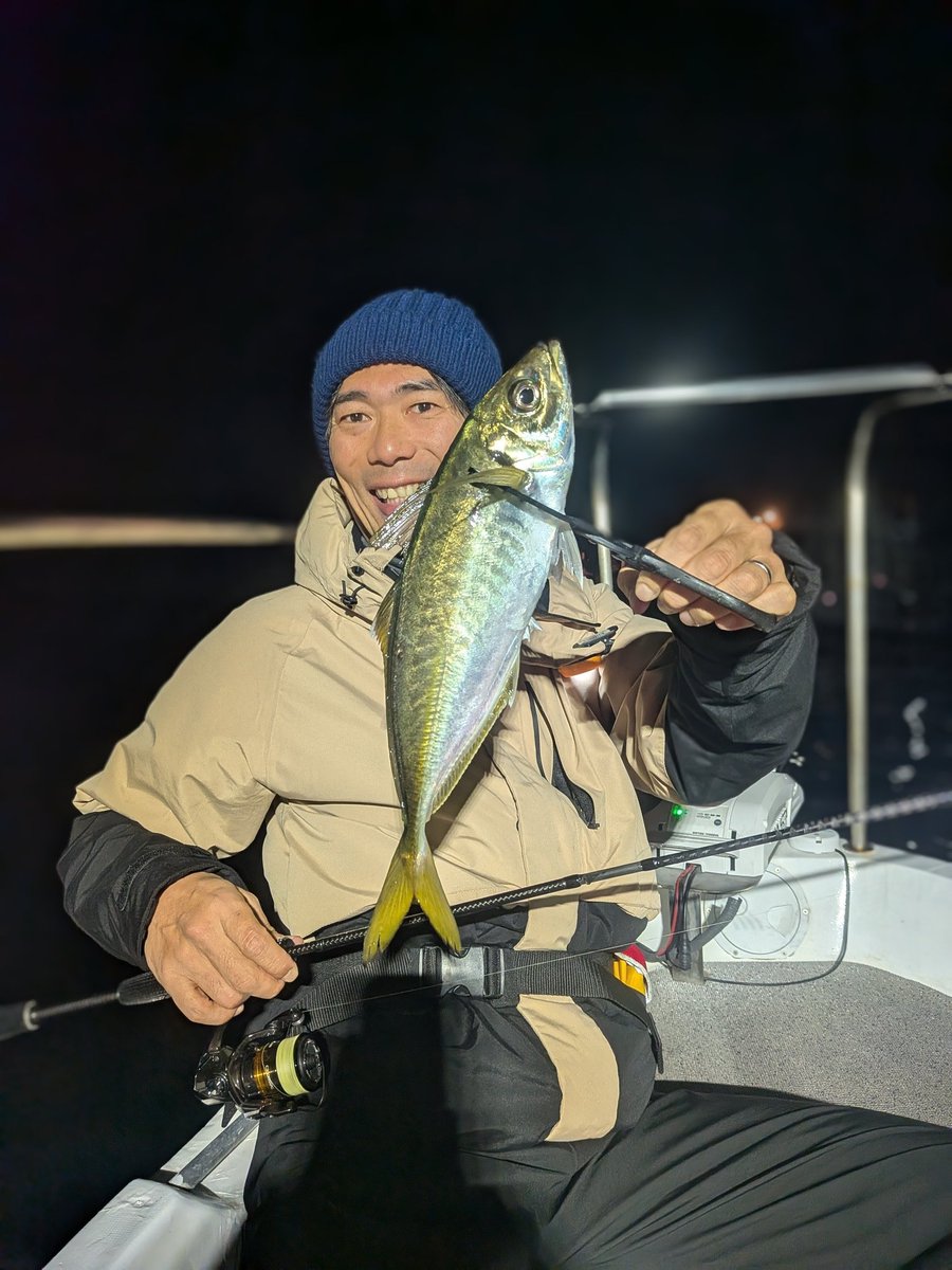 hybridswimmer's tweet photo. 尺アジ通り越してのいきなりのギガアジ‼️
こんなの釣れたらアジング辞められませんね🤣
パターン見つけて連発でした！

アジングからのサワラ便もオススメです✨

#バウンティーホエール#チャーター便#遊漁船#大阪湾ルアー#チヌ##シーバス#サワラ#ブリ#青物  #ギガアジ
https://t.co/UvghWlDrEm https://t.co/cgoivltHem