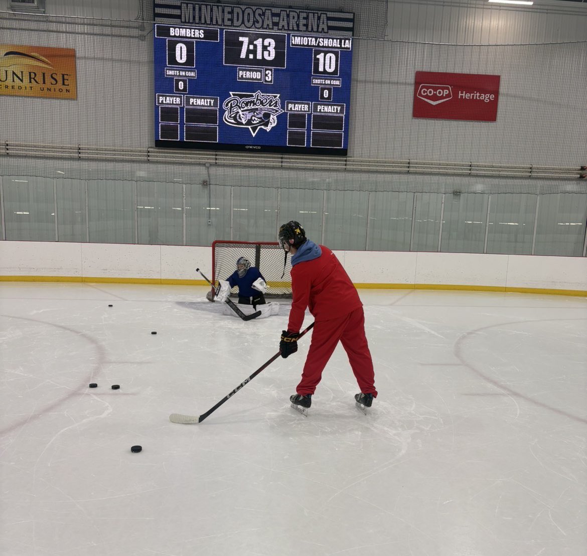 mjhlWolverines's tweet image. Ben Roulette and Jase Wareham went all the way out to Minnedosa to practice with the U13 Minnedosa Bombers squad this evening!