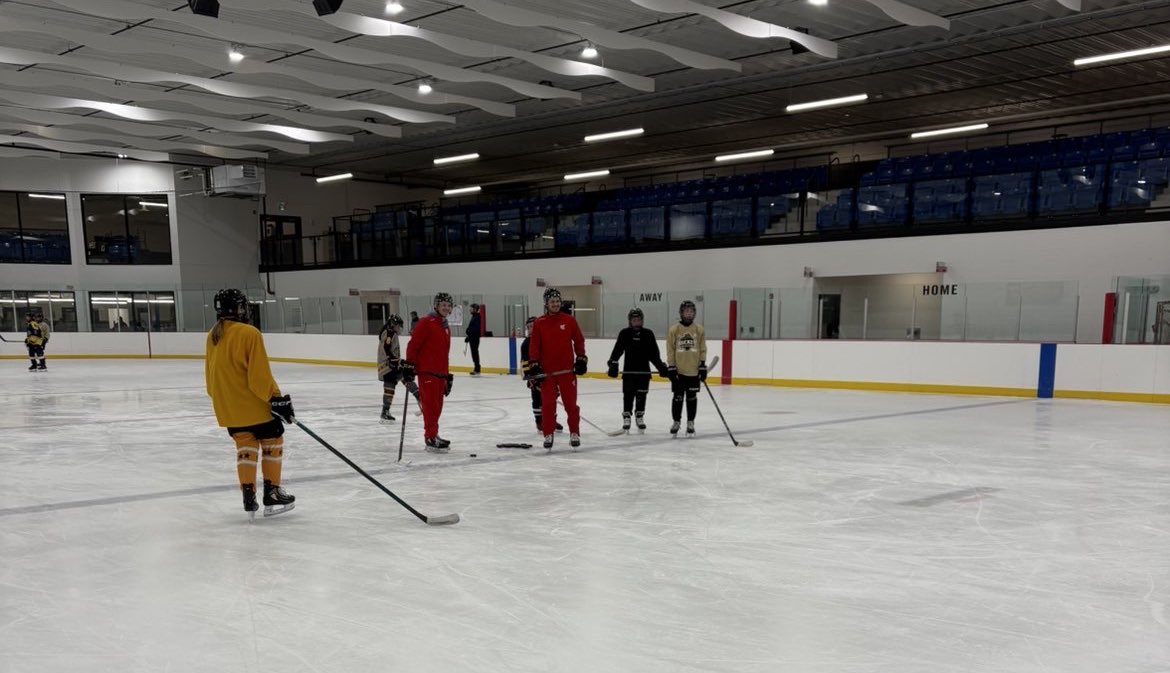 mjhlWolverines's tweet image. Ben Roulette and Jase Wareham went all the way out to Minnedosa to practice with the U13 Minnedosa Bombers squad this evening!