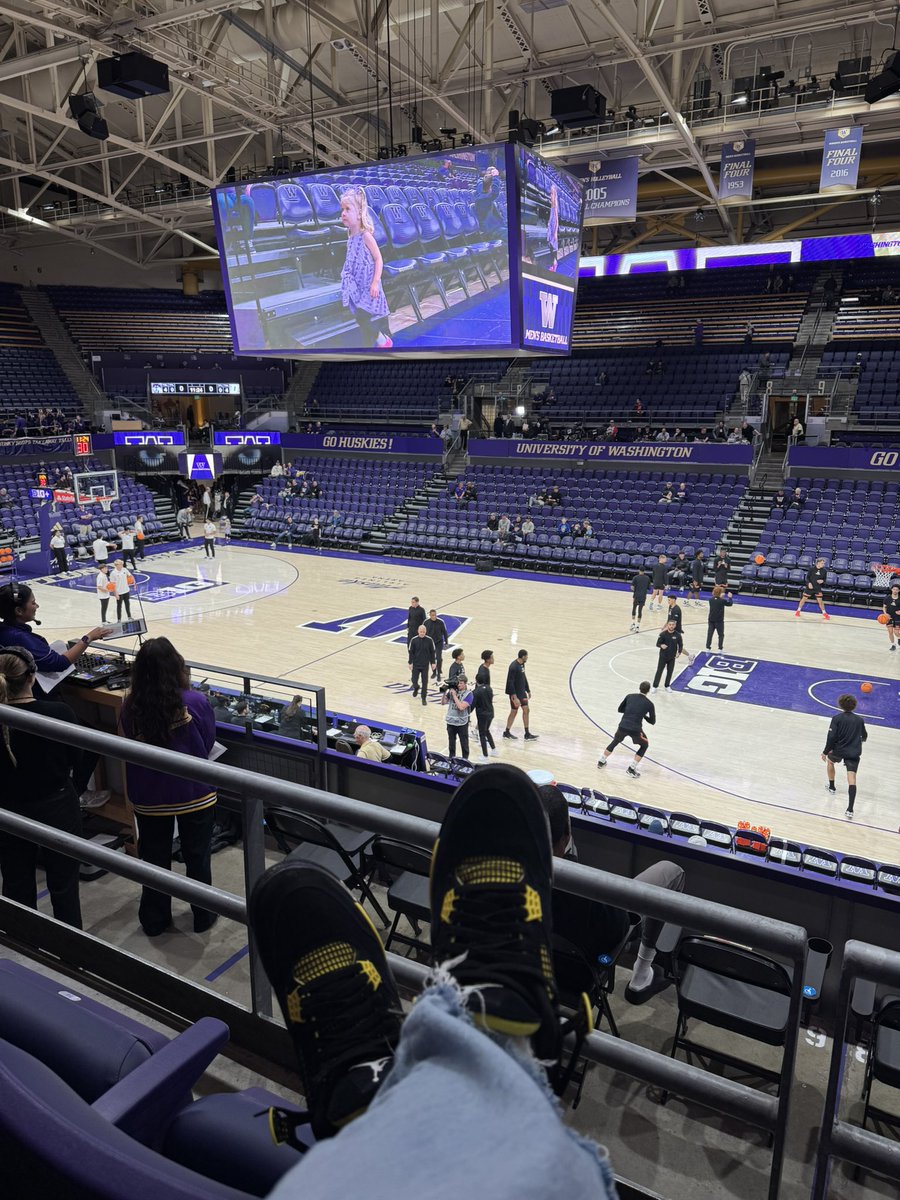 🏀 COURTSIDE &gt; POOLSIDE 🏊‍♂️
Washington Huskies vs Denver Pioneers #AlaskaAirlinesArena