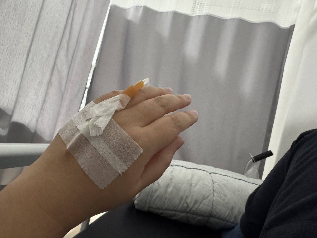 오늘은 즐거운 금요일🎈
미세먼지가 많다더니 하늘이 뿌옇네요
그래도 기분은 좋아용😘
금요일 저녁엔 가족들이 다 모여서
맛있는 한끼 식사하는게 행복아니겠어요?!
오늘 메뉴는 닭볶음탕🍗 ㅋ
이번주 할일 깔끔하게 마무리 해놓고 
불금을 달려볼게요 ㅋㅋ
아, 저 어제 병원 가서 수액 맞고 왔어요