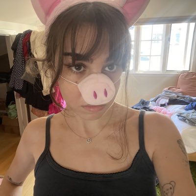 oliviaaelaine's tweet photo. #NewProfilePic #OliviaThePig #November6 https://t.co/cCWQOR9rzi