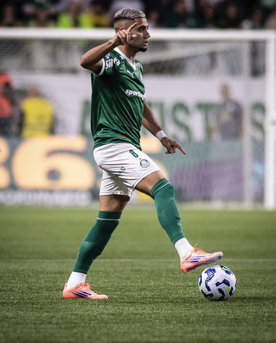 Esse gênio custou só 10 milhões de euros.

Até hoje fico impressionado com isso. Que contratação do caralho, cara. Absurdo.