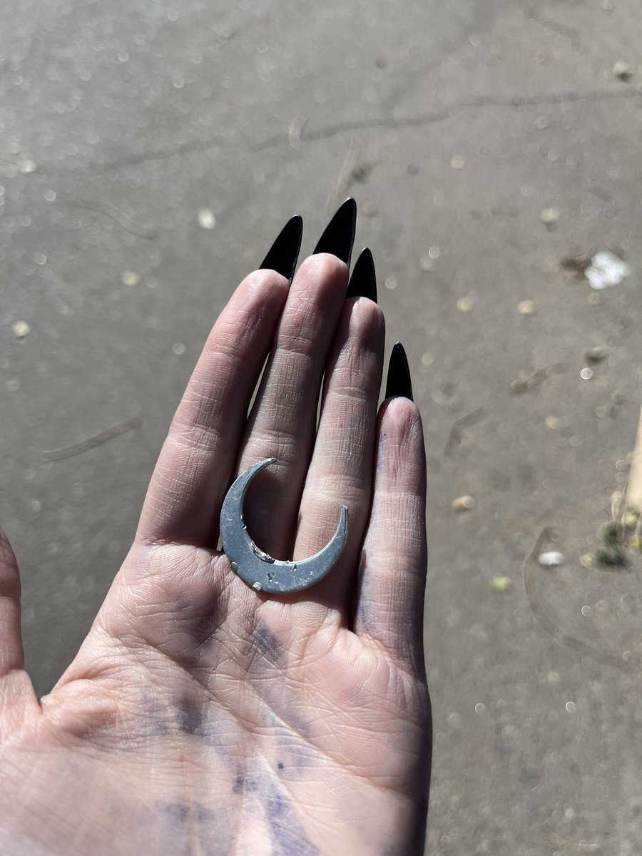 _Sxvvv_'s tweet photo. I like being a garbage gremlin, look at this cool metal I found https://t.co/rQZnfAqMgc