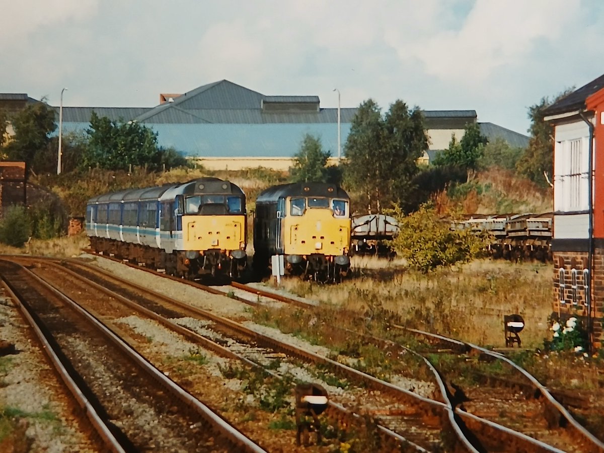 Invermuir's tweet image. 31465 failed so 31432 came to assist. St Helens Central,  1994. #tmrguk #peds #class31 #clubtrain