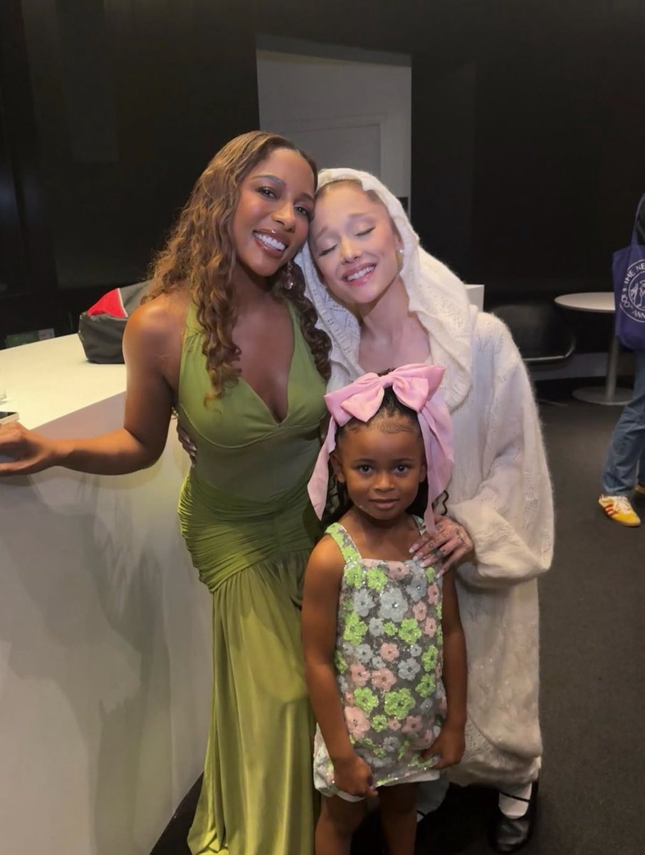 TeamArianaBE's tweet image. #PHOTOS: Nouvelles photos d’Ariana avec Victoria Monet et sa fille lors de l&apos;émission spéciale Wicked: One Wonderful Night .