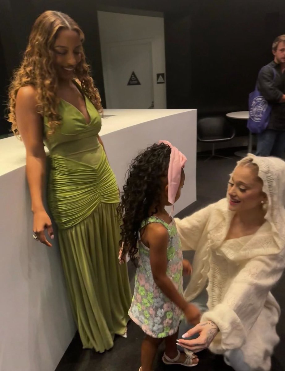 TeamArianaBE's tweet image. #PHOTOS: Nouvelles photos d’Ariana avec Victoria Monet et sa fille lors de l&apos;émission spéciale Wicked: One Wonderful Night .