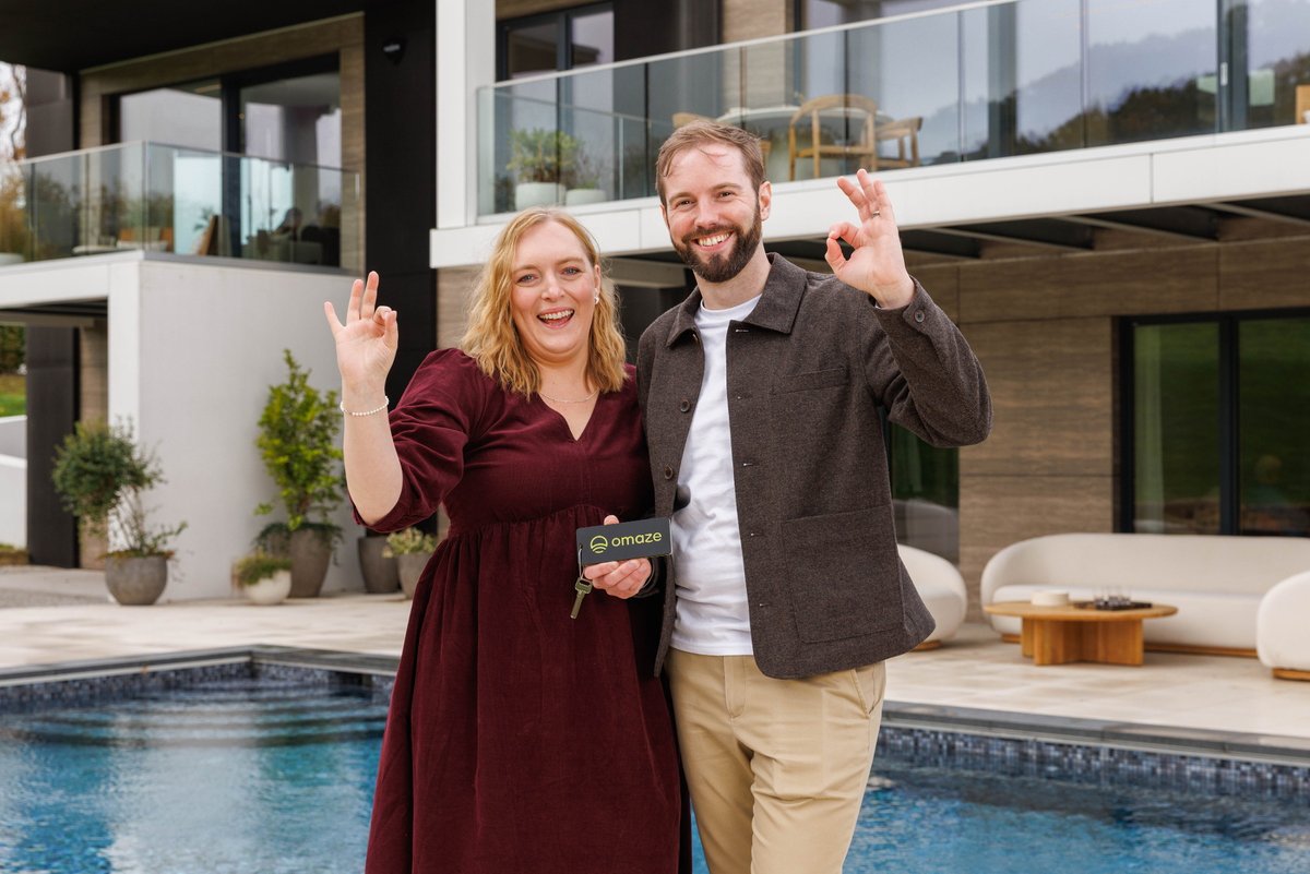 DailyMirror's tweet photo. NHS heroes husband and wife win Omaze mansion with just one lottery ticket

https://t.co/6QSCNgO3ym https://t.co/oAKEvn82BJ