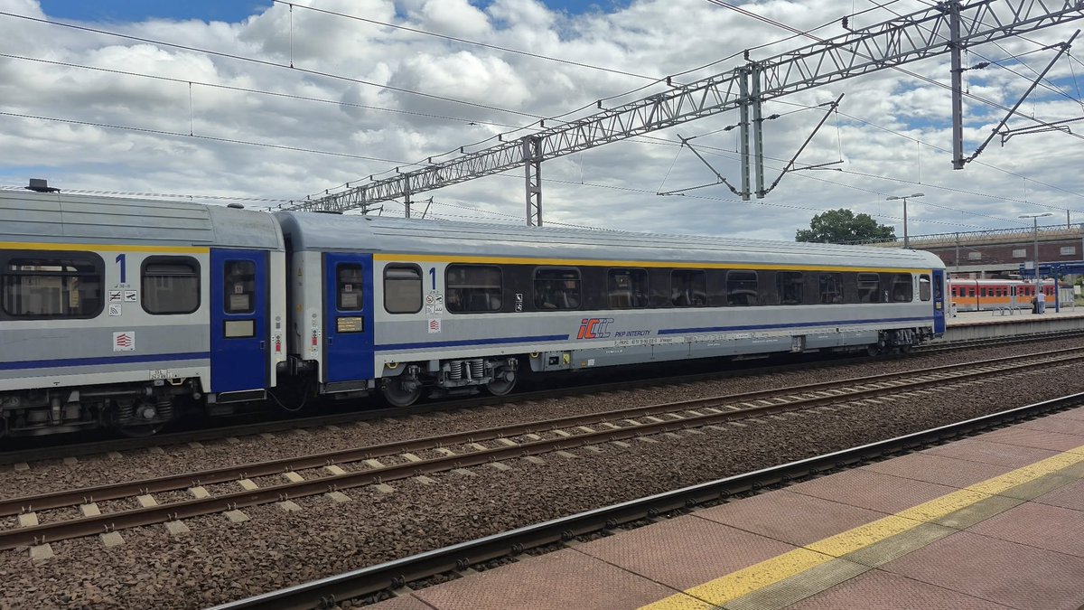 baza_wagonow's tweet photo. 🆕 Do Mińska pojechały kolejne wagony do naprawy- jeden #152A oraz trzy #154A.
🔊 Remtrak Opole wypuścił 35 wagonów Combo #112A_30ROP.
🔊 Z poznańskiego FPS wyjechało 17 wagonów #Z1B (#Z1B_10). Kolejne w drodze.
Fot. Kluczyk Wiktor 📸 https://t.co/ZNkxTiF7K6
