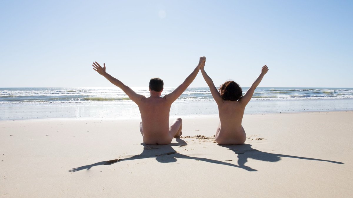 Tutta natura

Due ragazzi in un villaggio nudista del sud della Francia e una donna che, in Costa Rica, scopre l’amore imparando il sesso tantrico.
Alle 15 su <a href="/Radio24_news/">Radio 24</a> <a href="/matteocaccia/">matteo caccia</a>