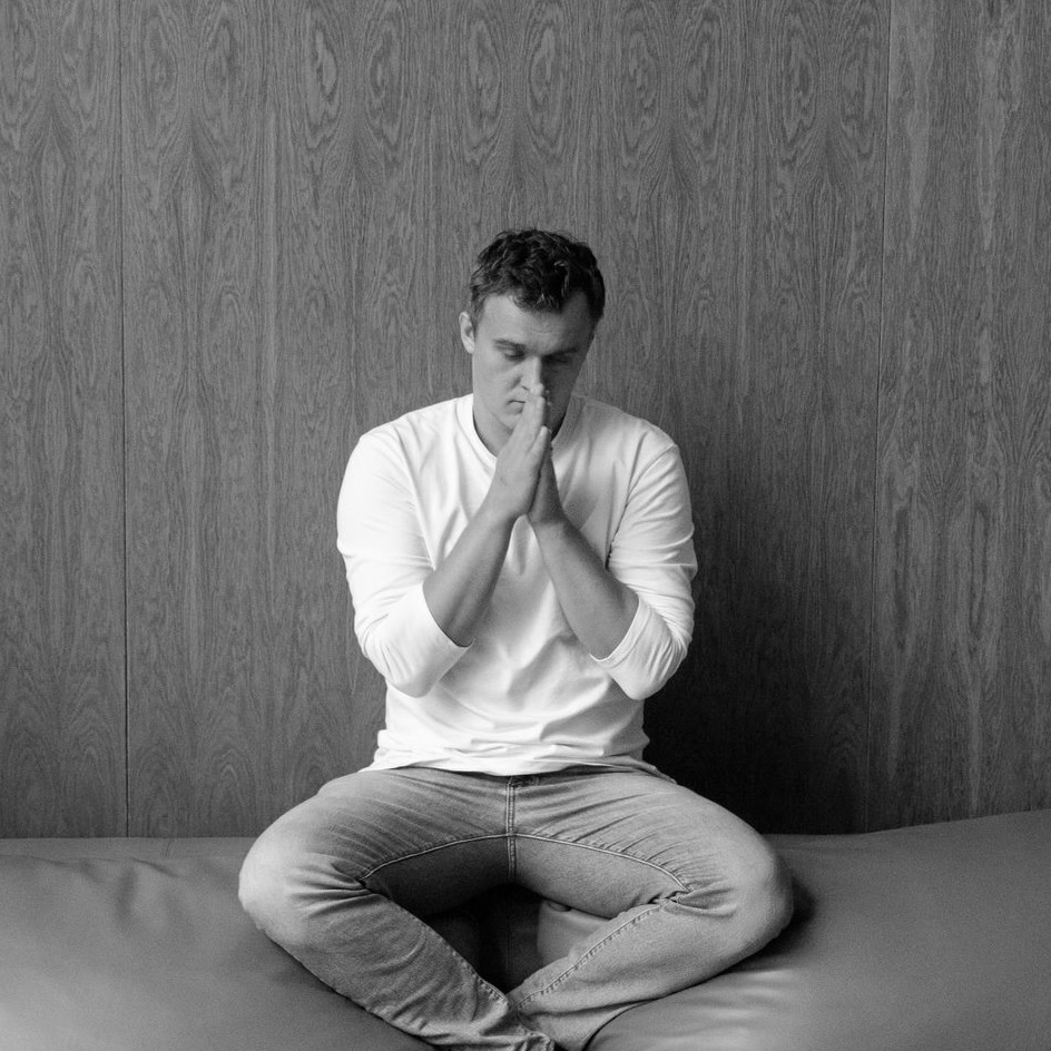 «Прошлое уже прошло — не стоит пытаться вернуть его. Настоящее не остается, не стоит пытаться прикоснуться к нему от момента к моменту. Будущее не пришло, не стоит думать о нем заранее». Лайман Панг.