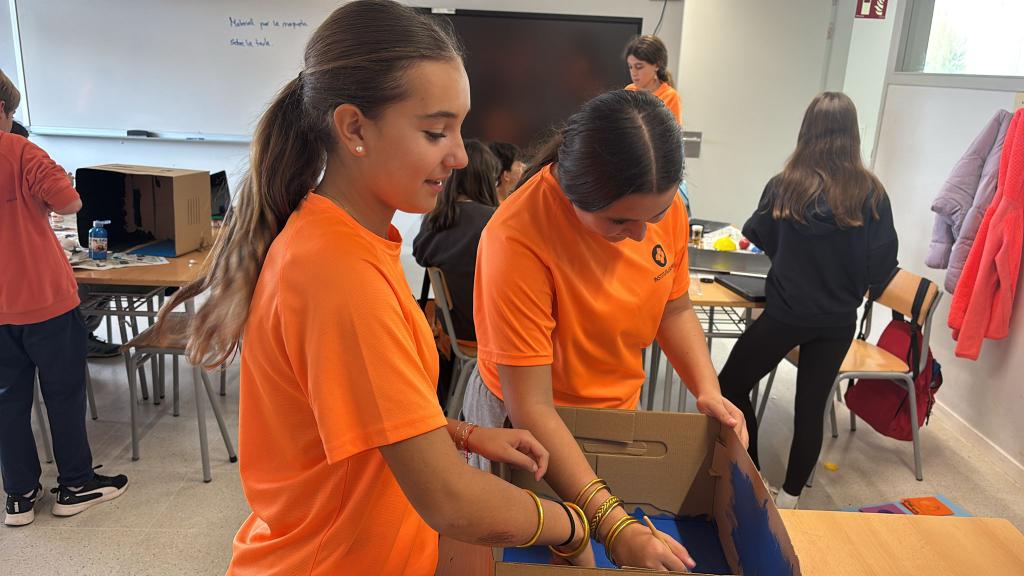 "En òrbita" és el nom del projecte que estan duent a terme els nois i noies de 1r. És d'STEAM i ara estan construint aquestes maquetes, que els serviran per presentar els projectes a les escoles de Primària on han passat molts anys de la seva vida... #valorsdelPEC #collaboració