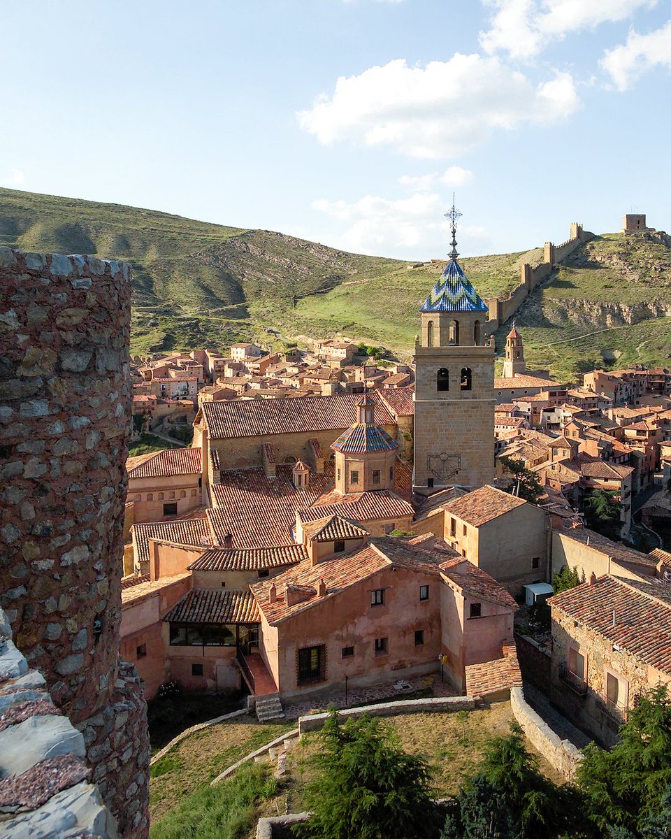 🌟 Albarracín (Teruel), una joya medieval entre los #PueblosMásBonitosDeEspaña 🏰

Rodeado por el río Guadalaviar, te enamorará con sus murallas, calles empedradas y casas rojizas. ❤️

🔹 Qué ver en Albarracín:
🏯 Murallas y Torre del Andador con vistas espectaculares del valle.
