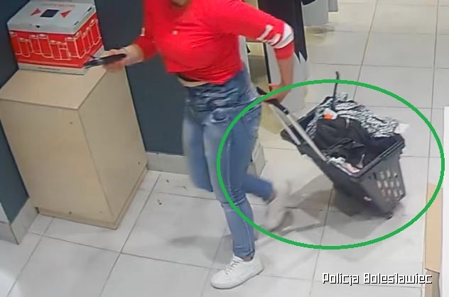 ✅Policjanci z Bolesławca zatrzymali 29-latkę podejrzaną o kradzież. Kobieta zerwała metki z odzieży, część ubrań założyła na siebie, a pozostałe zapakowała do toreb i wyniosła ze sklepu. 

✅Skradziony towar został wyceniony na niemal 900 złotych. Za kradzież grozi kara do 5 lat