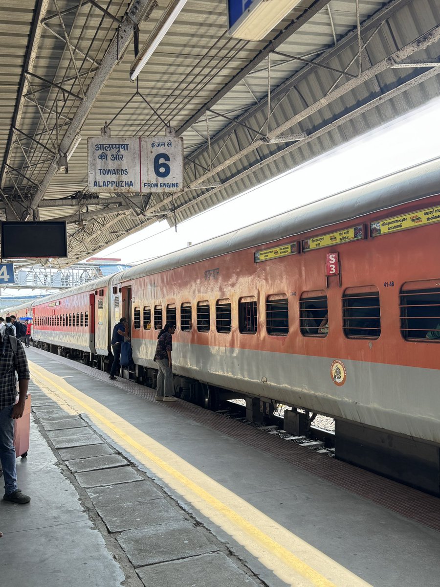 AthulPrasanth6's tweet photo. Chaos at Ernakulam South Railway Station! 

Passengers are left confused as trains arrive without any platform announcements or proper displays. Elderly and families run between platforms searching for their trains. @RailMinIndia @GMSRailway https://t.co/wsQpgiZ1pI