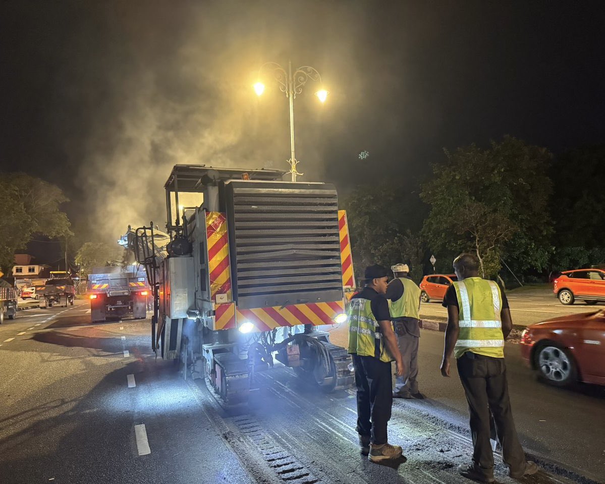 06112025 - di Alor Setar

FT 001 J. Alor Setar - Jitra
sek 858.00 - 859.00

#BerkalaPavemen
Fasa 2

Team BP #THBMKedah #KotaSetar laksana kerja ini di sini

- mill + pave 

kemajuan : 20.00 % 

📸 suasana kerja 

#THBMHQ