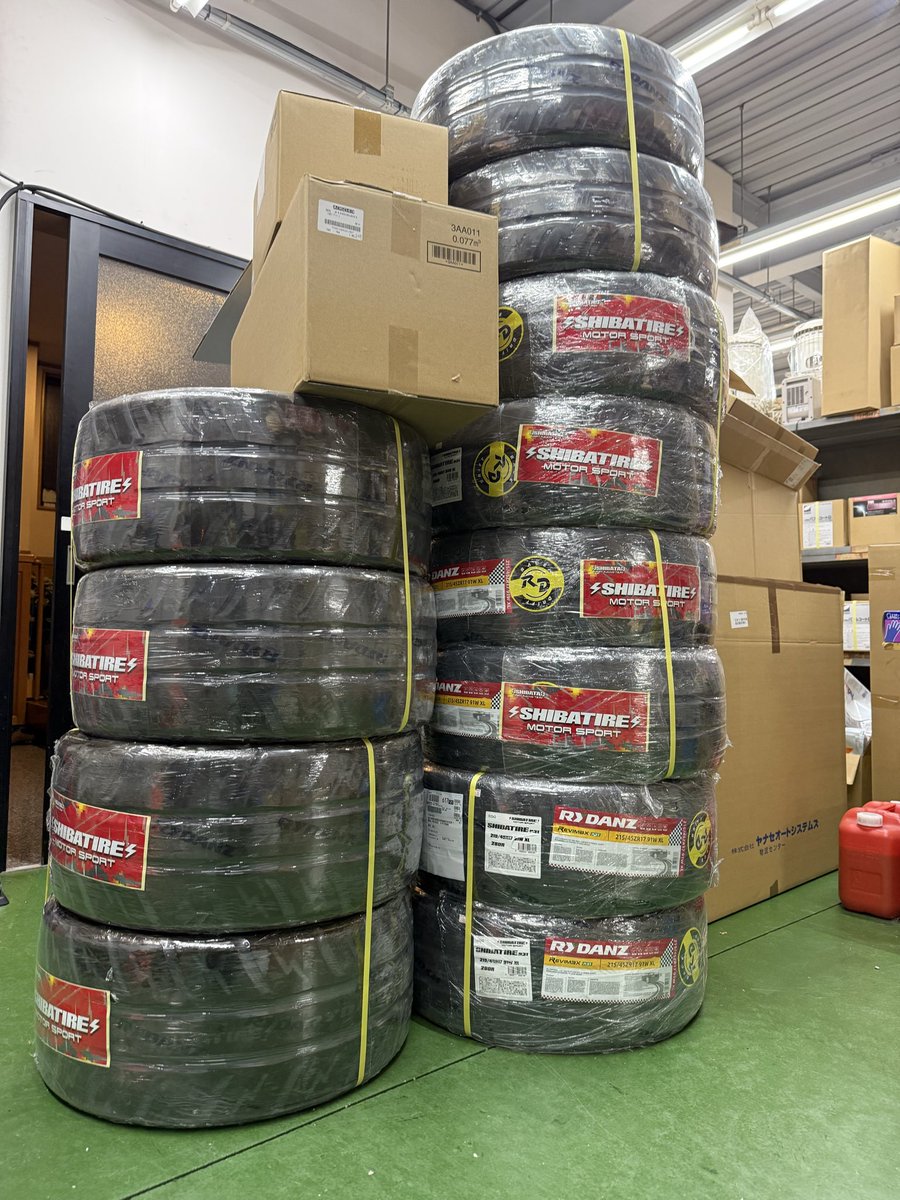 タイヤの山という現場ネコ案件。
倒れたら潰れるーーー🥶

#シバタイヤ