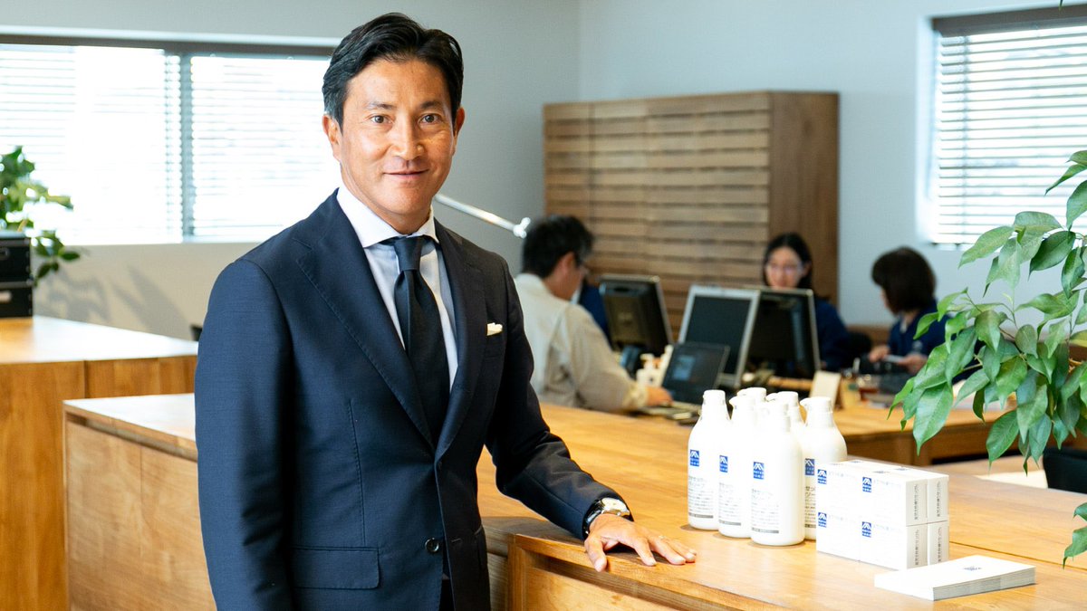 Ptaro_chan's tweet image. 慶応大学在学中に雑誌『ポパイ』で表紙デビュー
　↓
卒業後、大手広告代理店の博報堂に入社
　↓
4年後には三菱商事に転職
　↓
しかし博報堂で培った感性と行動力は全く通用せず先輩に「お前は１円も儲けてない」と嘲笑われる
　↓
ある日「家業を畳むつもりだ…」と実家から突然の連絡
　↓
　↓…