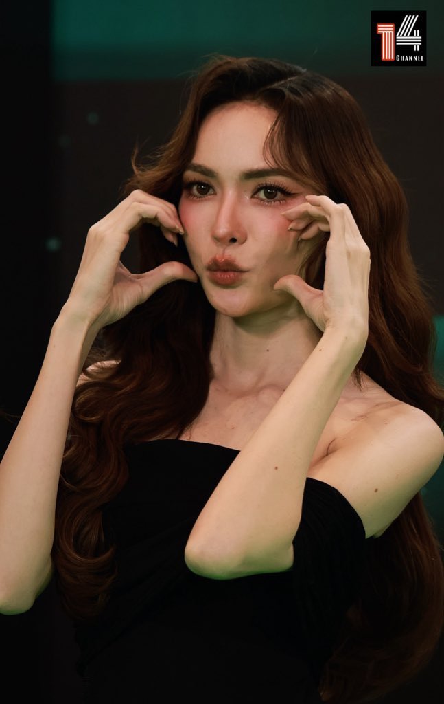 รอยยิ้มและต้าวหัวใจของ “ชาล็อต ออสติน” ร่วมเดิน Green Carpet งาน “iQIYI iJOY TH 2026”✨💚

#iQIYIiJOYTH2026xENGLOT
#CharlotteAustin
#iQIYIiJOYTH2026