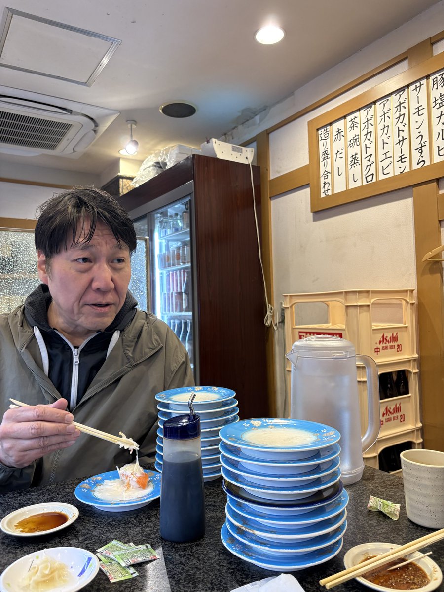 山木青年23歳
都内の高級ホテルの
レストランバーで演奏してて

黒服のボーイさんが来て
「あ、あの、もう少し小さく叩いてください」て言われて
小さく叩いてたら
「えっと、もう少し小さく叩いててください」
で、また小さく叩いてたら
3回目には
「あの、今日はもう帰っていいです」て言われて