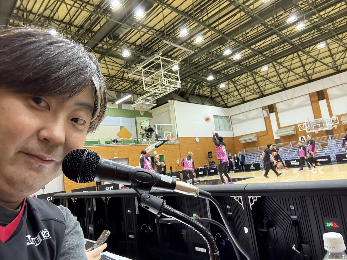 yusukeism's tweet photo. #品川区立戸越体育館 にお邪魔しております✨
つい先日にホームゲームがあったばかりですが、 #しながわシティバスケットボールクラブ のホーム戦です🏀🎤
今日の相手は首位の #徳島ガンバロウズ ですが、怯まず皆で向かっていって、今季ホーム初勝利を掴みましょう👊
#scbc https://t.co/2Aoqu2tplp