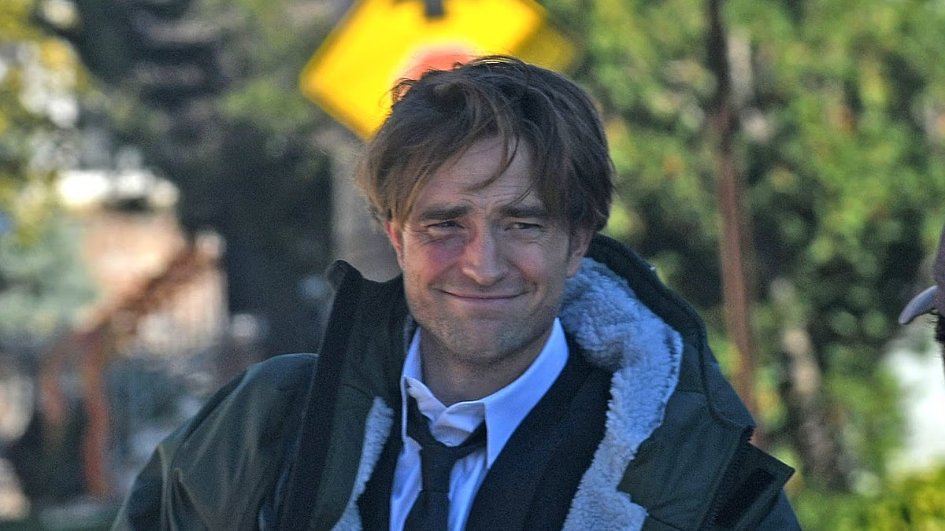 Robert Pattinson spotted filming "Here Comes The Flood" in New Jersey with a dramatic black eye! Plus, his new film with Jennifer Lawrence releases this Friday-exciting week for Rob fans! dailymail.co.uk/tvshowbiz/arti…