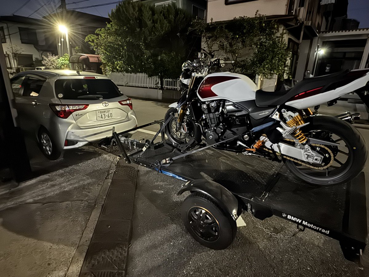 1300ccの車で1300ccのバイク運ぶ笑

ヴィッツとCB1300SFとトレーラー