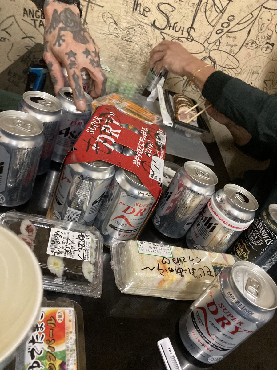 スーパードライが凄い数になってきた🍺LIVE前に楽屋でもう打ち上げかな笑