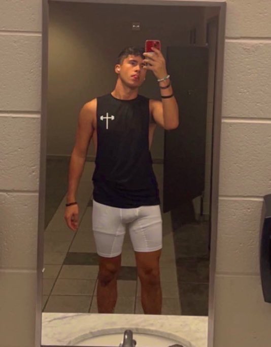 Early mornings are for the gym ☀️