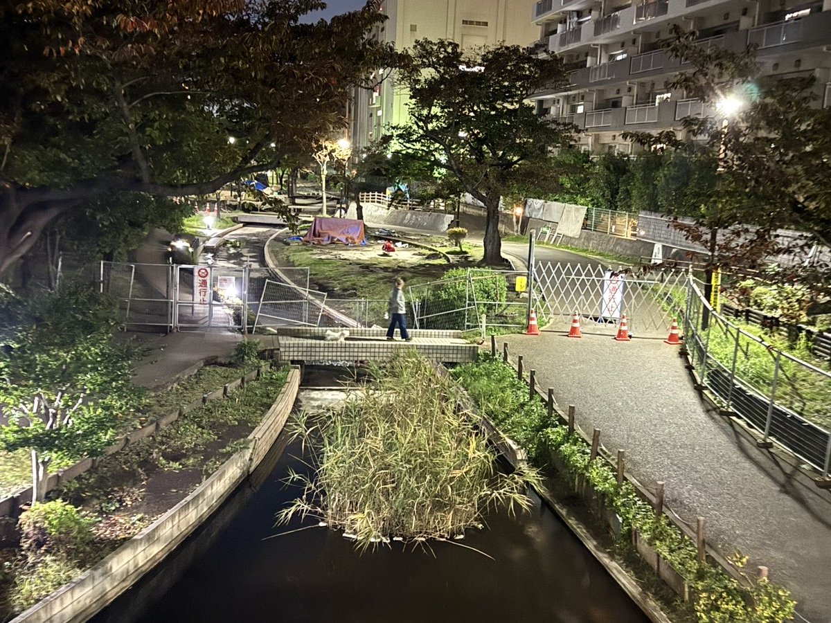 通行止めとなっていた業平橋の入り口が解除され、階段をおりて橋の下を通れるようになりました。
これで春日通りを横断する人は少なくなると思います。
遊具の設置工事、じゃぶじゃぶ池の工事現場の部分も、部分的に歩行者が通り抜けられるようにしてもらえると、もっと良いのですが。