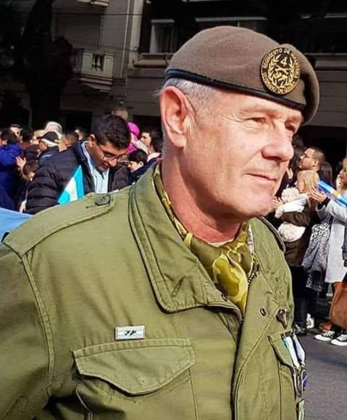 Un héroe gigante en la Batalla del Monte dos Hermanas. 
Cuando no tuvo mas munición, tras siete horas de combate, <a href="/MarceloLlambia2/">Marcelo Llambías</a>  se replegó hacia Goat Ridge, como estaba previsto, donde se encontró con su sección.
MEMORIA.
#EternosPorMalvinas