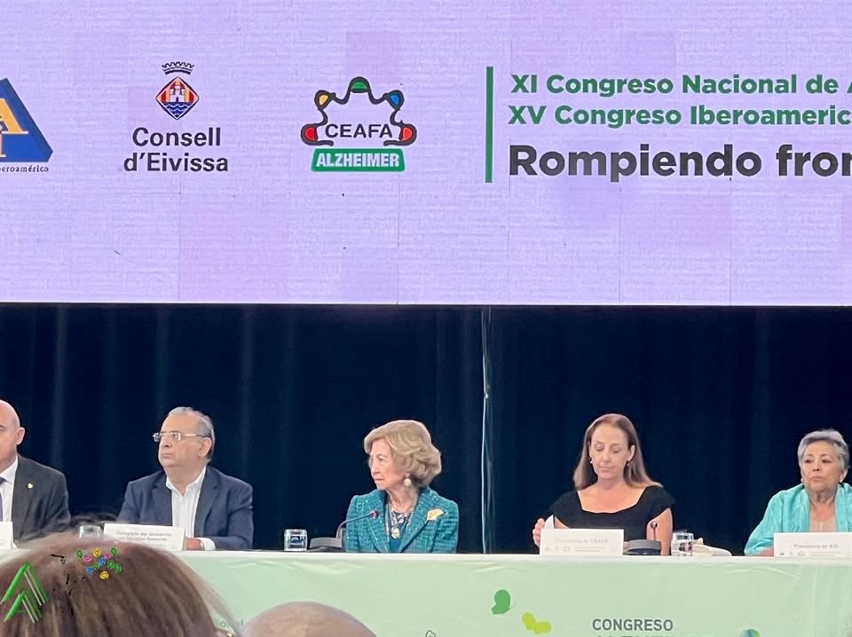 AlzheimerAlcoy's tweet photo. 💚Jornada muy especial en el Congreso Nacional de Alzheimer en Ibiza, inaugurado por S.M la Reina Doña Sofía, cuyo compromiso con las personas que conviven con el #Alzheimer sigue siendo un apoyo
#afaalcoy #alzheimeralcoy #fevafa #Ceafa #CongresoIbiza #ReinaSofía #Solidaridad https://t.co/f8vtwHNuKn