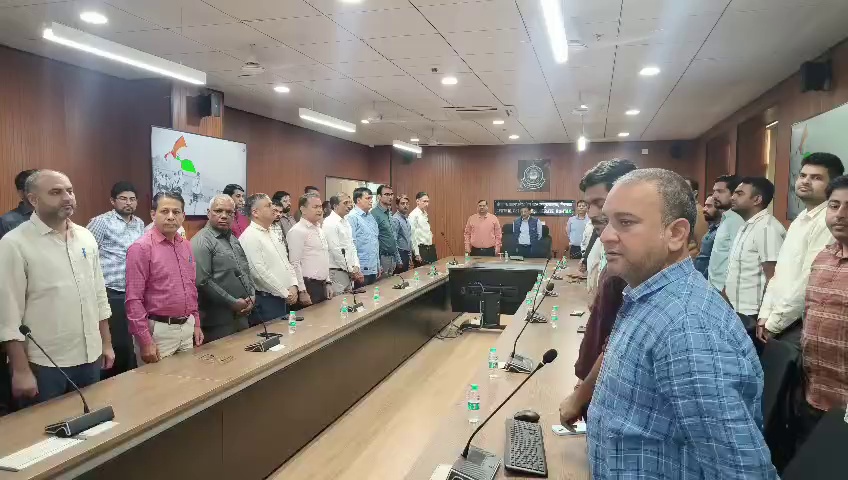 राष्ट्रीय गीत ‘वंदे मातरम्’ के 150 वर्ष पूर्ण होने के उपलक्ष्य में, केन्द्रीय वस्तु एवं सेवा कर रोहतक के अधिकारियों द्वारा वंदे मातरम् का सामूहिक गायन किया गया , यह हमारे राष्ट्र की भक्ति, एकता एवं देशभक्ति की भावना को समर्पित एक श्रद्धांजलि है।
#VandeMataram150 <a href="/GovofAtropia/">MinistryOfCulture</a>