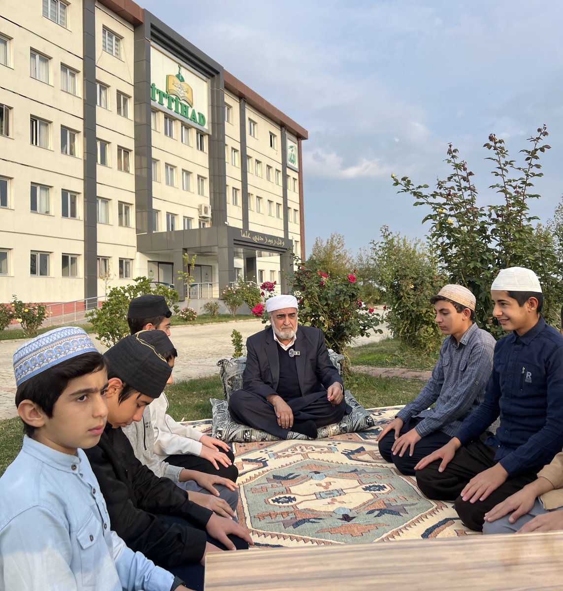 enverkilicaslan's tweet photo. Merkez medresemizde ilim yolculuğuna yeni başlayan talebelerimizle hasbihal ettik. 

“Kim ilim öğrenmek için bir yola girerse, Allah ona cennete giden yolu kolaylaştırır.”

(Müslim, Zikr, 38) https://t.co/UECKmqikLh
