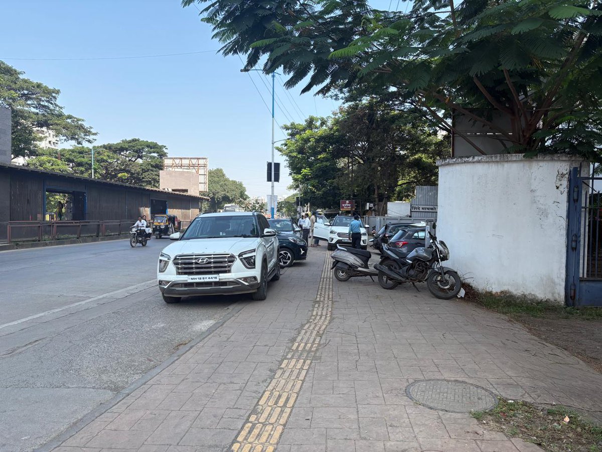 onlydeshpande's tweet photo. @PuneCityTraffic @CPPuneCity @CMOMaharashtra @AjitPawarSpeaks Two more latest photos showing how cycle track and footpath is occupied. @PuneCityTraffic how will pedestrian walk? And if they walk on the road, how about their safety? Have your officers thought about this? @CPPuneCity please look into this sir. https://t.co/MsW3UnX8Eq