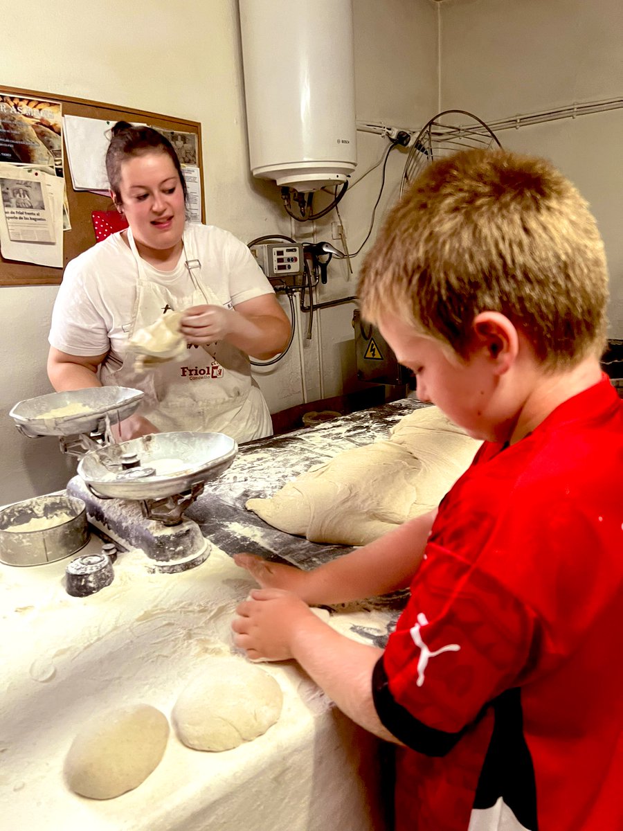 Na aldea  apréndese cos ollos, co olfacto e co corazón.Por iso é tan importante que esta sabedoría pase ás novas xeracións, con alegría, orgullo e motivación, porque facer pan é moito máis ca un oficio: é un legado vivo. #PandeOusá