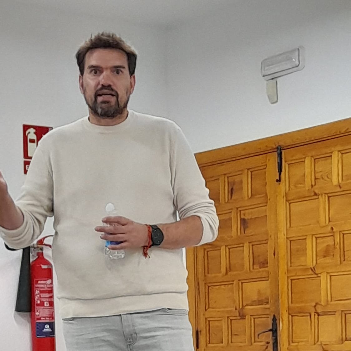BpmLUISRIUS's tweet photo. Ayer tuvimos la suerte de tener por la biblio al periodista y novelista conquense Alberto Val @albertoval_20 para presentarnos su último trabajo ed. con Destino: EL PUMA. Muchas gracias a Alberto, te deseamos mucho éxito y esperamos volver a tenerte por aquí con futuros libros. https://t.co/xnVy5ft766