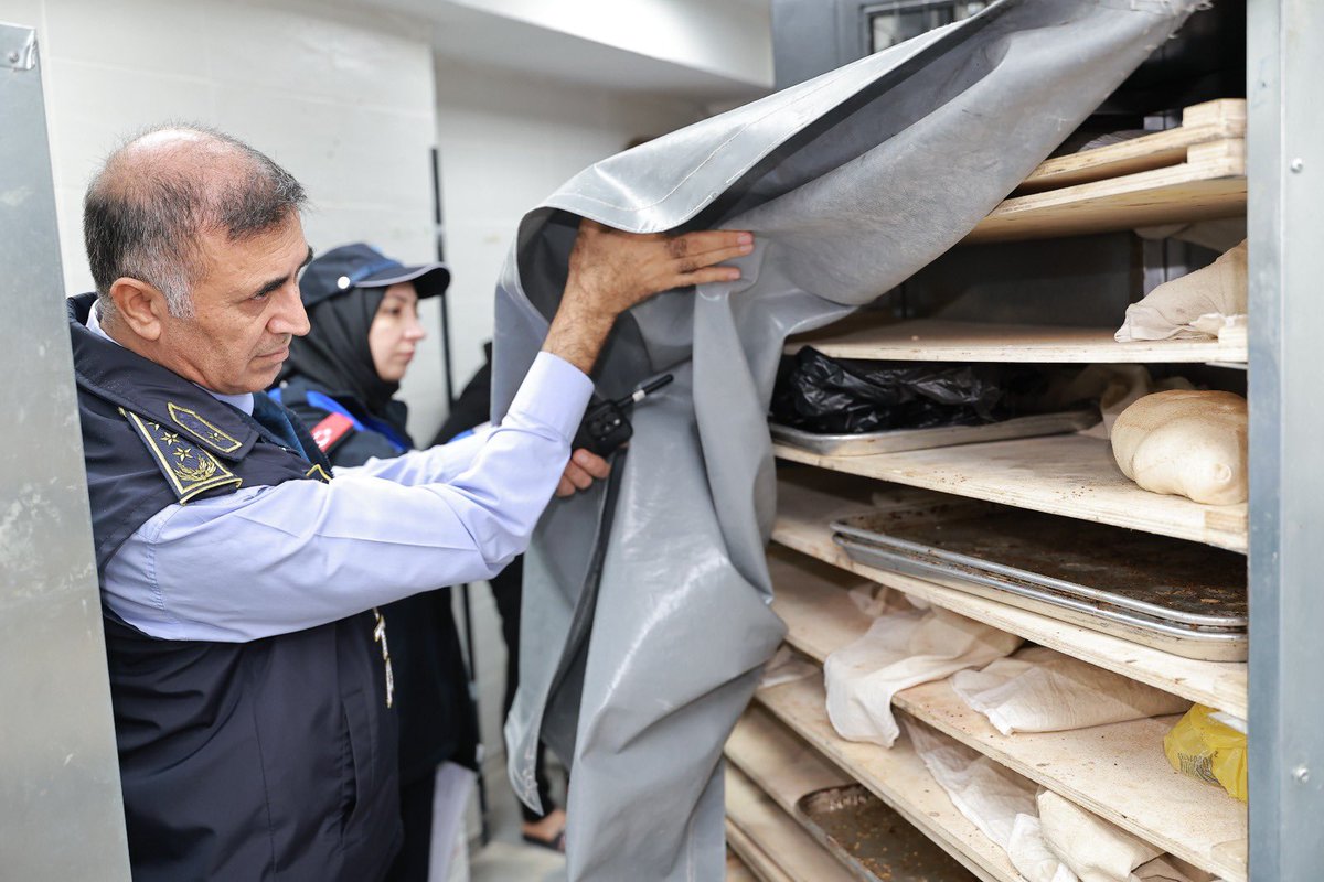 SULTANBEYLİ BELEDİYESİ’NDEN FIRIN VE PASTANELERE SIKI DENETİM

Sultanbeyli Belediyesi Zabıta Müdürlüğü ekipleri, ilçe genelinde gıda güvenliği ve halk sağlığını korumaya yönelik denetimlerini artırdı. 17 farklı ekip, 57 personel ile 228 iş yeri denetlendi. Hijyen kurallarına