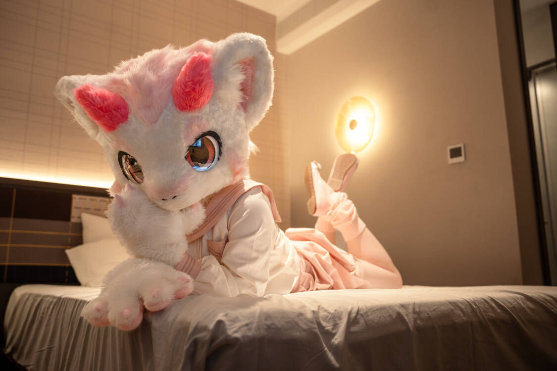 #FursuitFriday
就这样静静的躺在床边看着你~