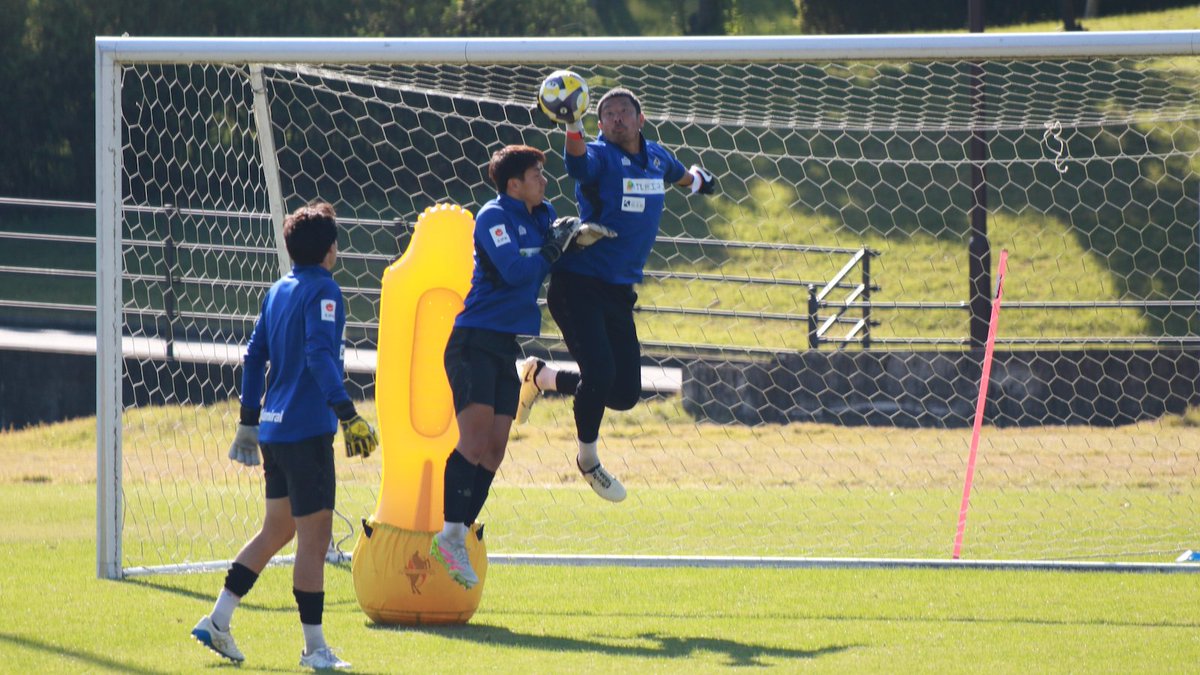 EG_kyuoki's tweet image. 次節対戦する仙台も、前線に高さのある選手がいてセットプレーに強みを持つ。ということで、GK陣はゴール前のそうしたシチュエーションを想定し、ハイボールを競りにくる相手がいる中でのキャッチやフィスティングに取り組んでいた。
（エルゴラ熊本担当 井芹貴志）#roasso #ロアッソ熊本