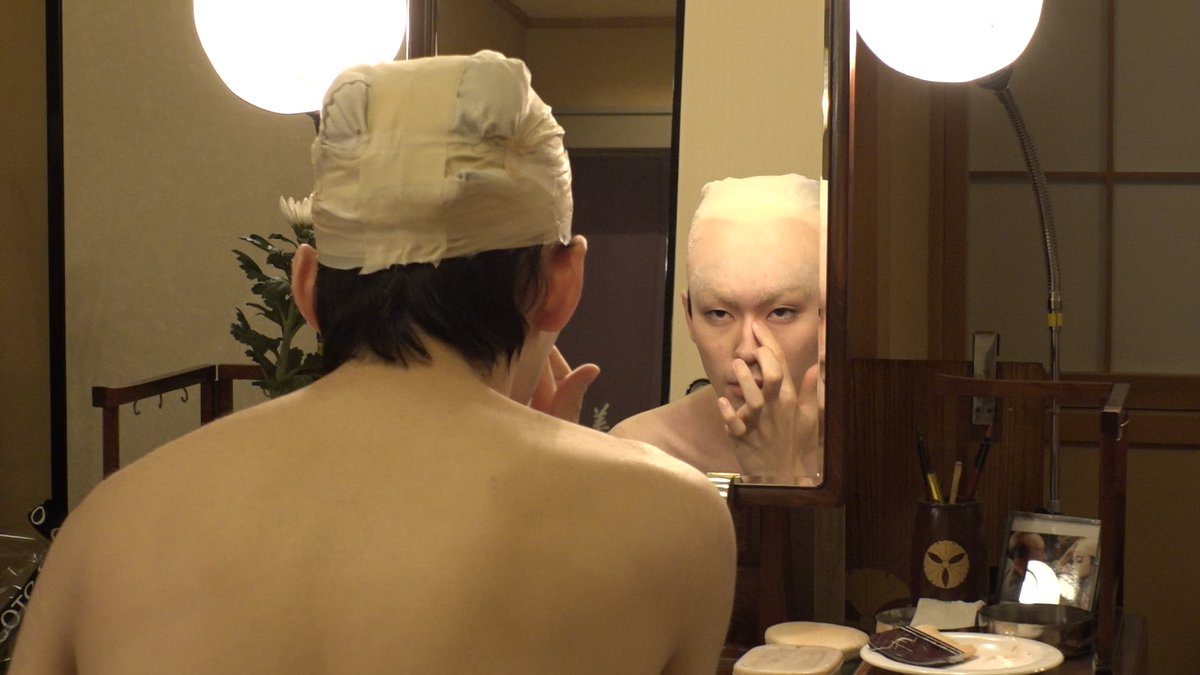 jounetsu's tweet photo. 11/9(日) よる11時放送
MBS/TBS系 #情熱大陸

／
#歌舞伎俳優
八代目 #市川染五郎
＼

「歌舞伎がとにかく好きなんです。
　物心ついた時からずっと好き。」

祖父は二代目松本白鸚、父は十代目松本幸四郎。

江戸時代から続く歌舞伎の名門に生まれた
二十歳の青年は、
誰かに強要されたわけでもなく
真っ直ぐな目で歌舞伎への愛を語る。
 
稽古場で、父や先輩の姿に学びながら、
「舞台の真ん中に立つ」責任を果たすべく汗をかく。