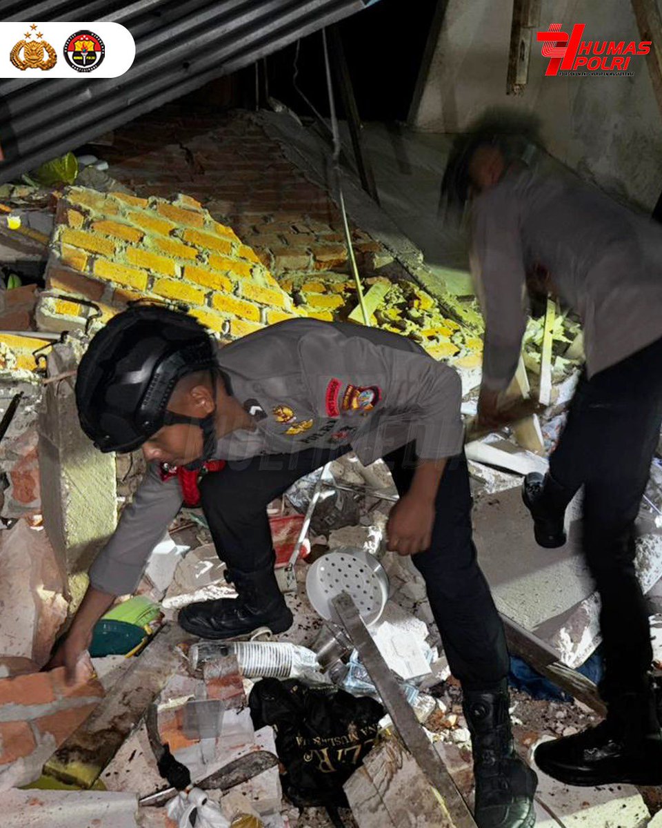 DivHumas_Polri's tweet image. Polri melalui Satuan Brimob Polda Kalimantan Utara bergerak cepat menuju lokasi terdampak gempa bumi di Kota Tarakan, Kalimantan Utara, pada Rabu (5/11). Para personel melakukan sterilisasi area dan evakuasi masyarakat di sekitar rumah yang roboh. Selain itu, masyarakat juga…