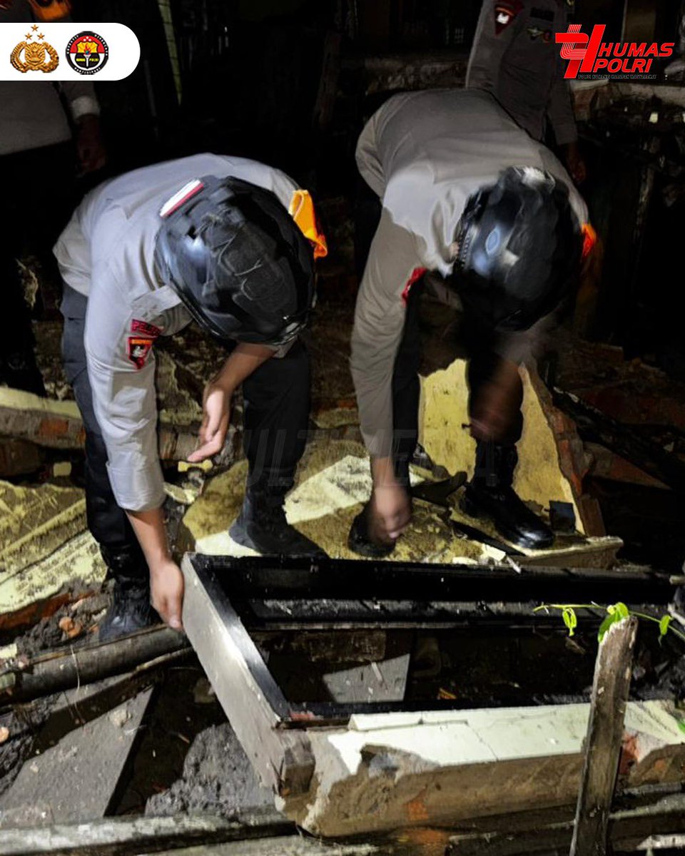 DivHumas_Polri's tweet image. Polri melalui Satuan Brimob Polda Kalimantan Utara bergerak cepat menuju lokasi terdampak gempa bumi di Kota Tarakan, Kalimantan Utara, pada Rabu (5/11). Para personel melakukan sterilisasi area dan evakuasi masyarakat di sekitar rumah yang roboh. Selain itu, masyarakat juga…