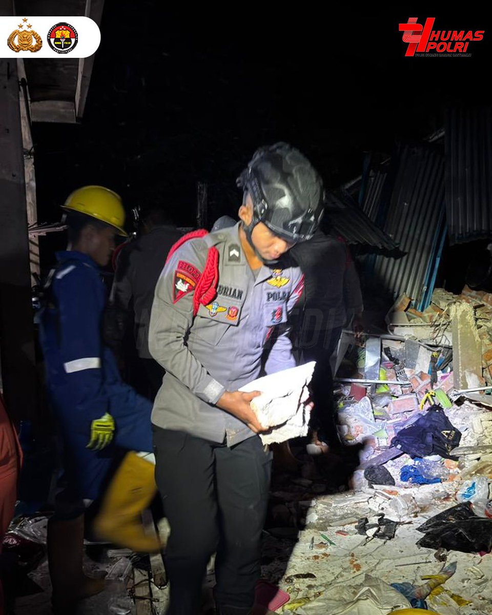 DivHumas_Polri's tweet image. Polri melalui Satuan Brimob Polda Kalimantan Utara bergerak cepat menuju lokasi terdampak gempa bumi di Kota Tarakan, Kalimantan Utara, pada Rabu (5/11). Para personel melakukan sterilisasi area dan evakuasi masyarakat di sekitar rumah yang roboh. Selain itu, masyarakat juga…