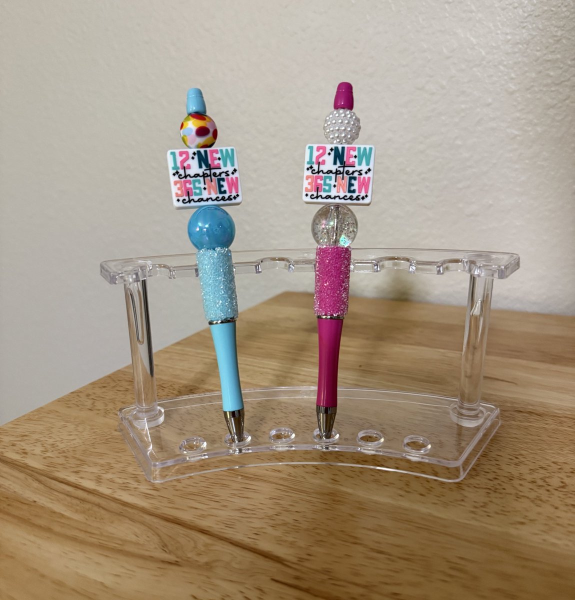 SLMor's tweet image. 12 New Chapters 
365 New Chances
I am thinking that this will make a great NEW YEARS reminder about our resolutions! (Or goals… Or challenges)
Handmade BALL POINT PENS

happylilac.etsy.com/listing/440017…
#newyearsresolutions #handmadegift #NY2026 #12NewChapters365NewChances