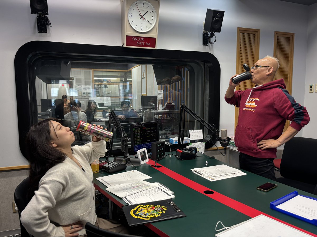 この後13時30分から生放送スタートです✨
今日のスタジオはこんな感じ😘
お風呂上がりの牛乳スタイルで気合い入れてます！

#AIRJAMFriday #datefm #radiko