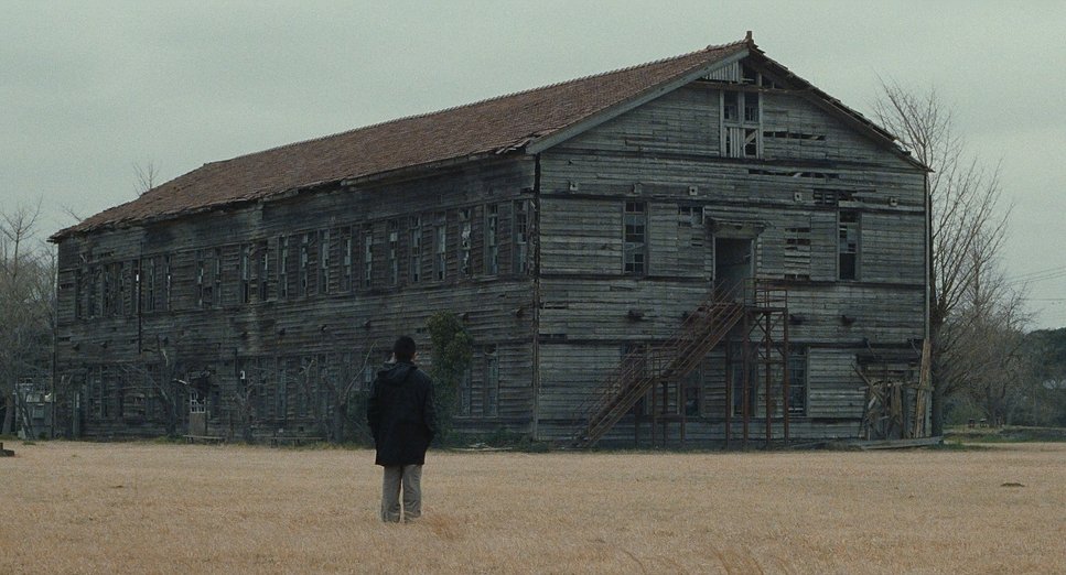 tonytost's tweet photo. CURE (1997). Kiyoshi Kurosawa uses a genius thriller conceit -- a detective investigates murders in which the killers don't know why they did it -- to examine a social landscape wherein every single human interaction has an unsettling off-ness to it. Behold, a perfect movie. https://t.co/RVFTiGgL1Y