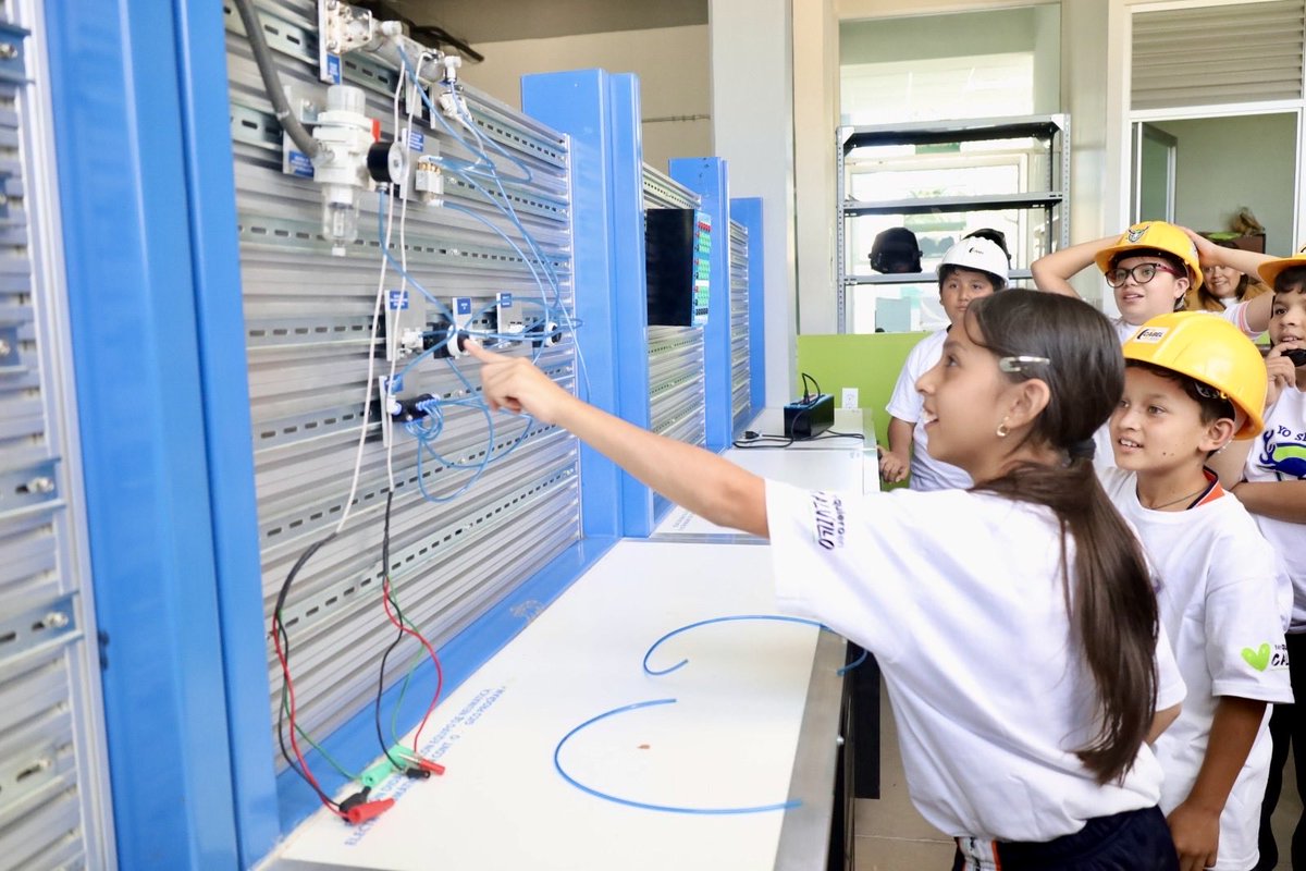 NIÑOS A LA UNI👦🏻👧🏻

“Universitario por un día” es un programa exclusivo de la <a href="/UtCalvillo/">UT Calvillo</a> y tiene el objetivo motivar a niñ<a href="/s/">『S』</a> de primaria, estudiar una carrera universitaria.
Gracias por visitarnos primaria Adolfo López Mateos de #Calvillo, #Aguascalientes.

#TeQuieroEnCalvillo💚