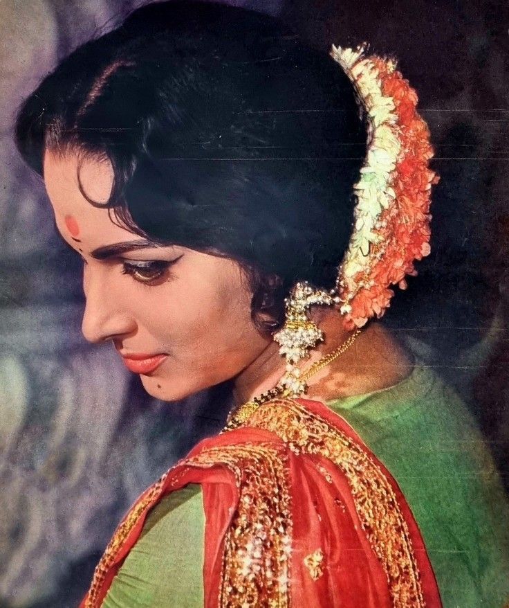 saigalbluesmand's tweet image. Waheeda Rehman in #Guide. Which celebrated its #60th anniversary this year