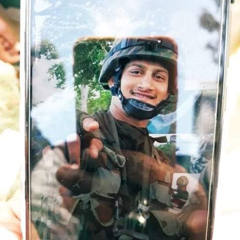 2019
21-year-old braveheart left this world protecting us at Krishna Ghati sector, Rajouri, J&amp;K, leaving behind his wailing parents in Karnataka.

One more smiling face silenced forever

SEPOY RAHUL BHAIRU SULAGEKAR
4 MARATHA LI #IndianArmy
#FreedomisnotFree a few pay #CostofWar.